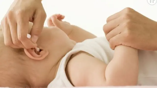 Le nettoyage abusif des oreilles des enfants est dangereux