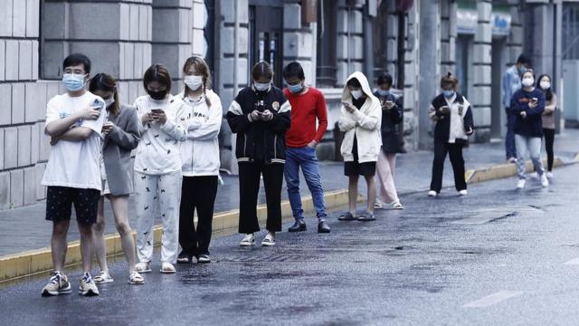 上海福州路民众排队等待接受新冠核酸检测采样（中新社图片26/4/2022）