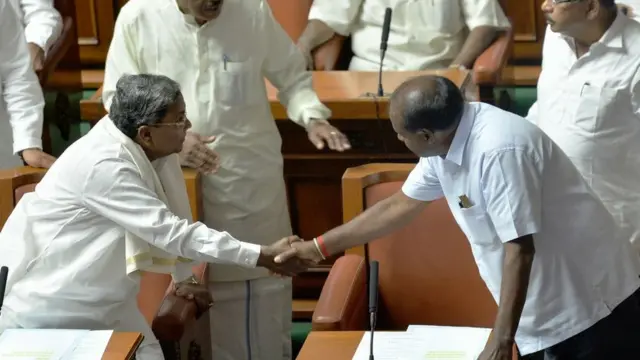 எச்.டி.குமாரசாமி முதல்வராகப் பதவியேற்ற நிலையில், அவரை வாழ்த்துகிறார் காங்கிரஸ் கட்சியைச் சேர்ந்த முன்னாள் முதல்வர் சித்தராமையா.