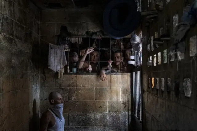 سجون