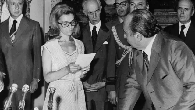 Isabel Martínez de Perón toma juramento a ministros de un nuevo gabinete, en febrero de 1976.