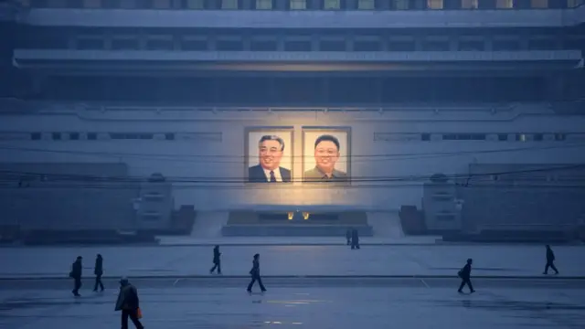 किम जोंग सुंग और किम जोंग इल की तस्वीरें