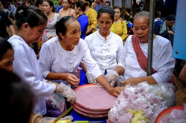 อาสาสมัครเตรียมอาหารให้เจ้าหน้าที่กู้ภัยที่อุทยานขุนน้ำนางนอน ใกล้กับถ้ำหลวง เมื่อวันที่ 29 มิ.ย. 2561