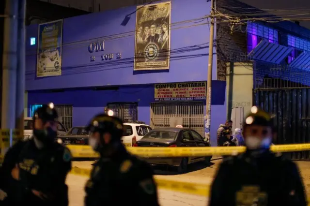 Agentes de la policía frente a la discoteca Thomas Restobar de Los Olivos, Lima, Perú, el 22 de agosto de 2020.