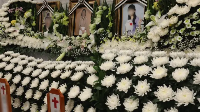 10일 오후 서울 영등포구 여의도 성모병원 장례식장에 폭우 침수 피해로 사망한 관악구 신림동 반지하 주택 일가족 3명의 빈소가 마련돼 있다. 80년 만에 내린 기록적인 폭우로 신림동 반지하 주택에 살던 40대 여성과 여동생 A씨, A씨의 10대 딸이 숨진 채 발견됐다