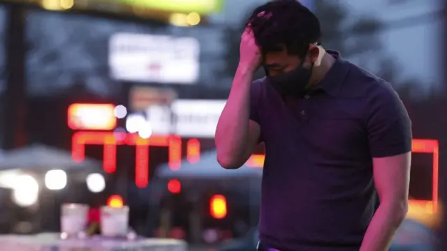 추모장 앞에서 흐느끼는 남성