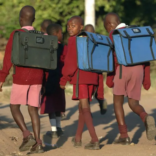 Niños yendo a la escuela en Zimbabue