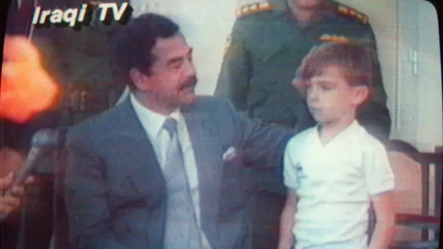 ब्रिटिश बच्चे स्टुअर्ट लॉकवुड से बात करते सद्दाम हुसैन