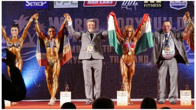 อลิษา ชวนสินธุ์ (ที่สองจากซ้าย) ได้เหรียญเงินในการแข่งชิงแชมป์โลก 2016 ที่พัทยา