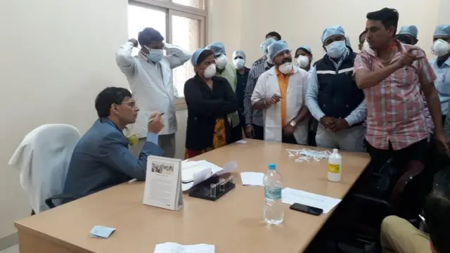 प्रिंसिपल के सामने विरोध दर्ज कराते नर्सिंग स्टाफ