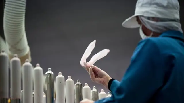 Mipira ya kondomu ikitengezwa katika kiwanda