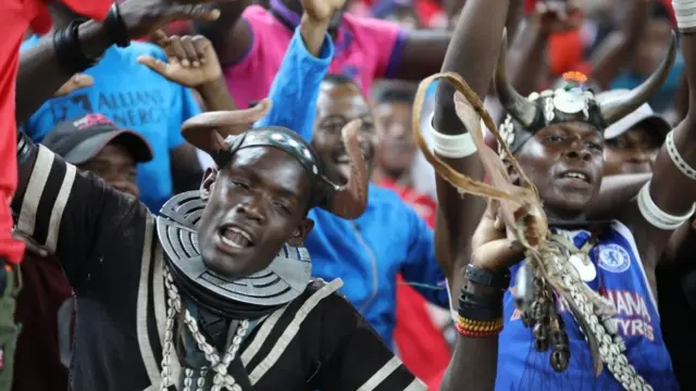 Mashabiki walijitokeza wakiwa wamevalia kila aina ya mapambo kuashiria usuhuba wao kwa timu ya nchumbani.