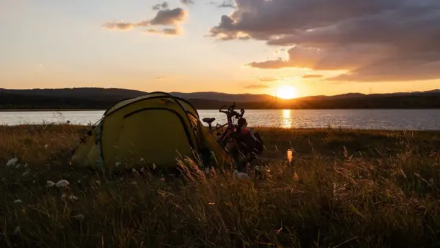 Sonja Velte pored šatora kraj jezera