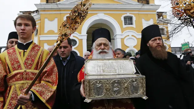 Митрополит Верийский Пантелеимон (на фото - в центре)