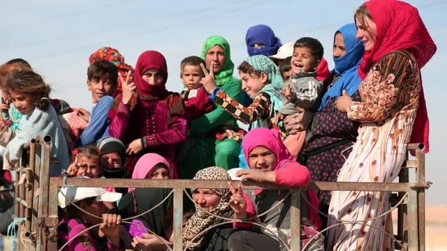 صورة للفارين من مناطق النزاع شمالي الرقة