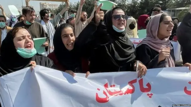 ਮੁਜ਼ਾਹਰਕਾਰੀਆਂ ਦਾ ਇਲਜ਼ਾਮ ਸੀ ਕਿ ਪਾਕਿਸਤਾਨ ਅਫ਼ਗਾਨਿਸਤਾਨ ਦੇ ਮਾਮਲਿਆਂ ਵਿੱਚ ਦਖਲਅੰਦਾਜ਼ੀ ਕਰ ਰਿਹਾ ਹੈ