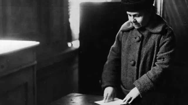 அரசியலமைப்பு சட்டமன்றத்தில் திரை ஒன்றுக்கு பின்னால் தன்னுடைய வாக்கை செலுத்தும் பெண்