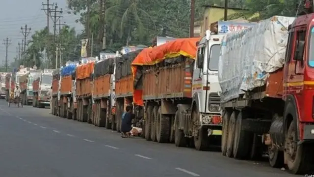 રસ્તા પર ઊભેલા ટ્રક