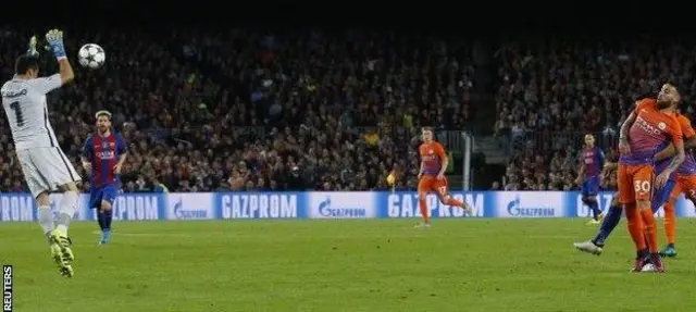 Claudio Bravo yakoze ku mupira ari hanze y'icibare ciwe aca ahabwa ikarata itukura