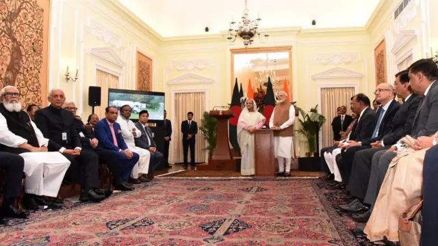 দিল্লির হায়দ্রাবাদ হাউসে দুই দেশের প্রধানমন্ত্রী। ৫ অক্টোবর, ২০১৯