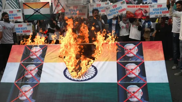 முஸ்லிம்களிடையே அச்சத்தை உருவாக்க நரேந்திர மோதி கையாளும் 3 வழிகள்