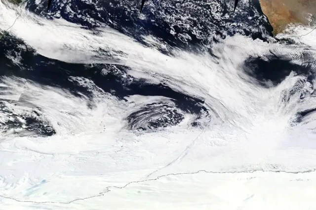 ภาพถ่ายดาวเทียมแสดงให้เห็นแถบของกลุ่มเมฆใน "แม่น้ำในชั้นบรรยากาศ" (Atmospheric river)