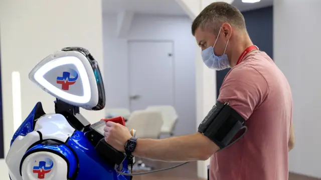 Un homme mesure la pression sanguine sur le SPEF