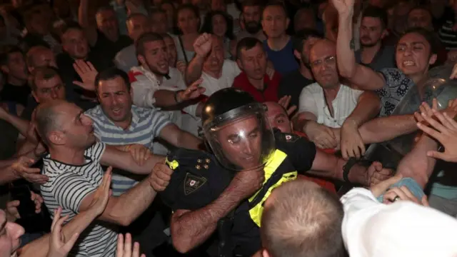 Sukob demonstranat i policije ispred gruzijskog parlamenta