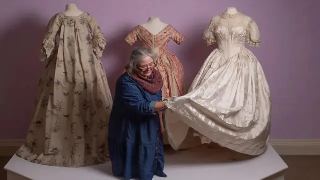 ملابس قديمة