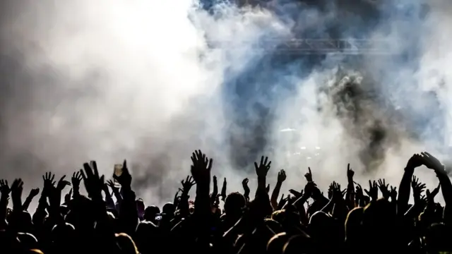 Коллективное прослушивание музыки может укрепить нашу лояльность определенной группе