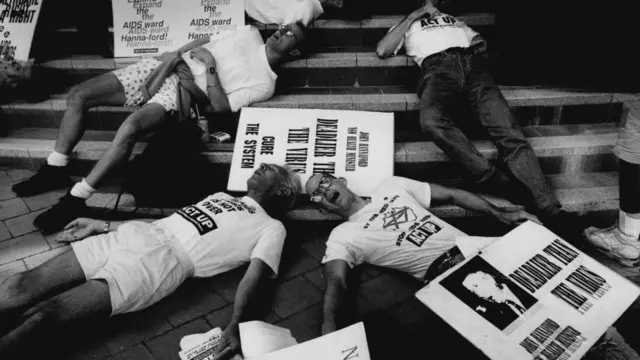 Una protesta a favor de la ayuda contra el VIH