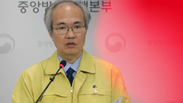 지난달 28일 권준욱 부본부장이 코로나19 브리핑을 하고 있다