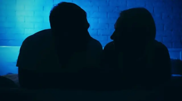 Zajedno sa onima koji su singl, pojedini parovi takođe otkrivaju čari onlajn seksualnog iskustva