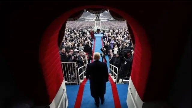 ประธานาธิบดีทรัมป์ ท่ามกลางประชาชนที่ปรบมือแสดงความยินดี