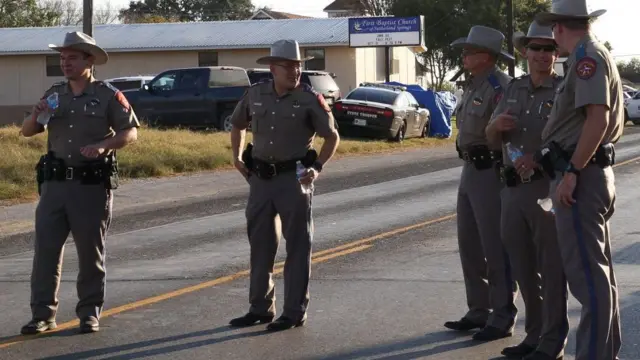 Des policiers du Texas bloquant la route vers l'église qui a été attaquée.