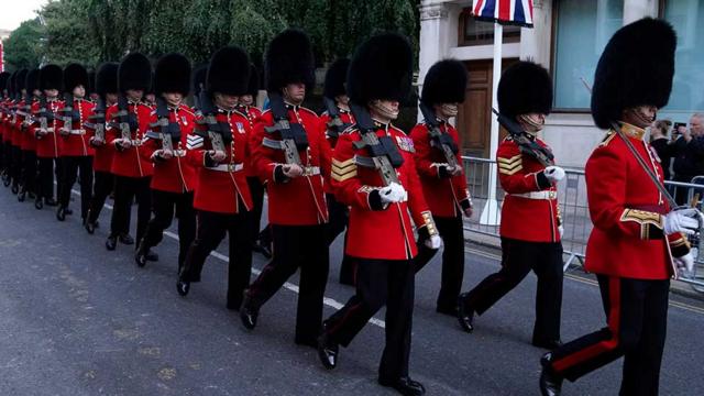 Guardas treinando para o funeral da rainha