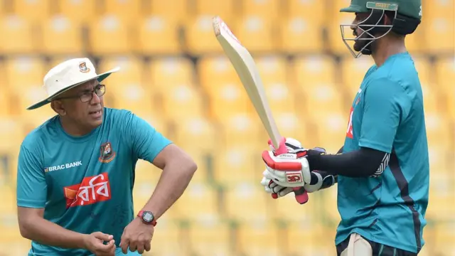 ব্যাটসম্যান তামিম ইকবালকে টিপস দিচ্ছেন কোচ হাথুরুসিংহে