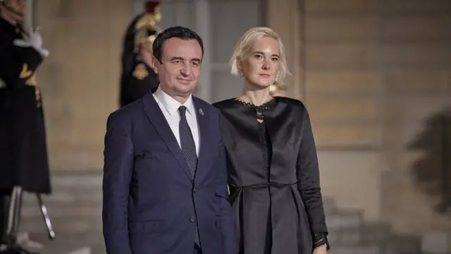 Albin Kurti sa suprugom