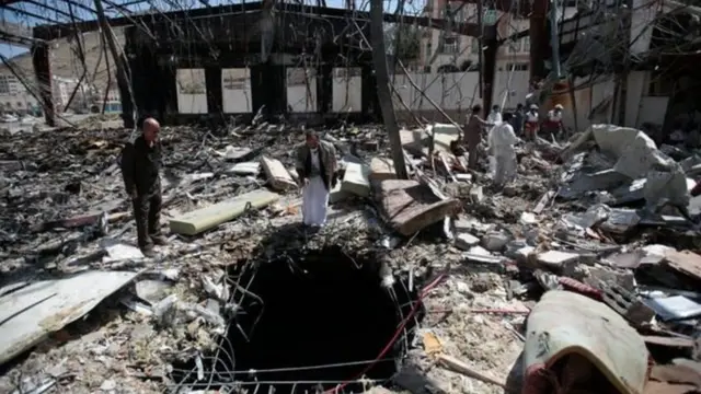 ইয়েমেনের সানায় সৌদি আরবের নেতৃত্বে কোয়ালিশন বাহিনীর বিমান হামলায় বিধ্বস্ত ভবন