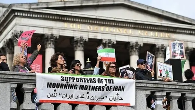 در میدان ترافاگار مقابل نشنال گلری، لندن جمع زیادی از ایرانیان برای حمایت گرد آمدند