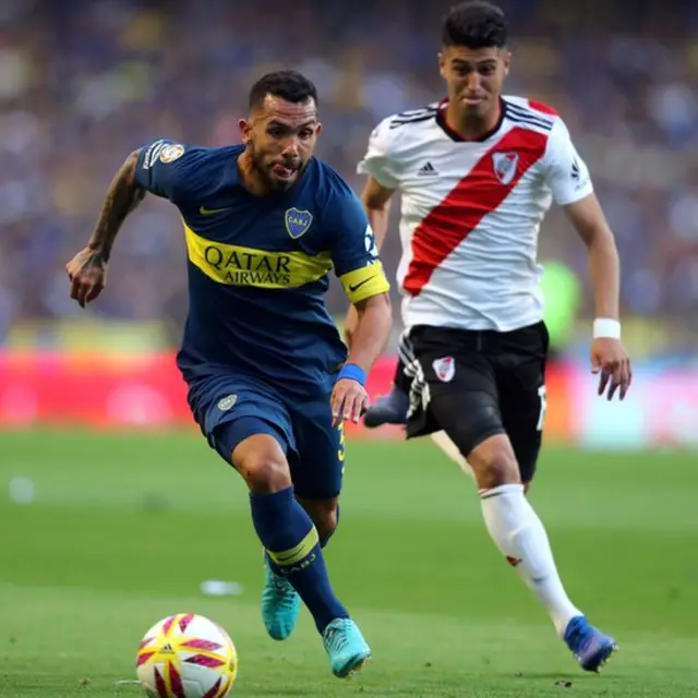 Carlos Tévez y Exequiel Palacios.