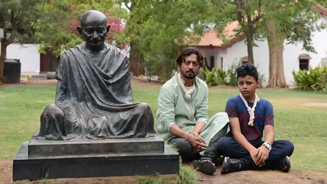ઇરફાન ખાન અને પુત્ર ગાંધી આશ્રમમાં