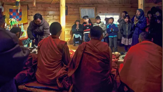 Первая служба в новом дацане в селе Туран, Тункинский Район, Бурятия, 1992 год