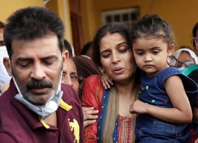 શિક્ષક દીપક ચંદના પરિવારજનો