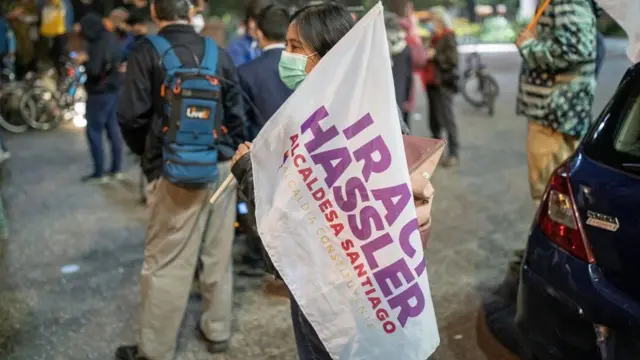 Mujer con bandera de Hassler