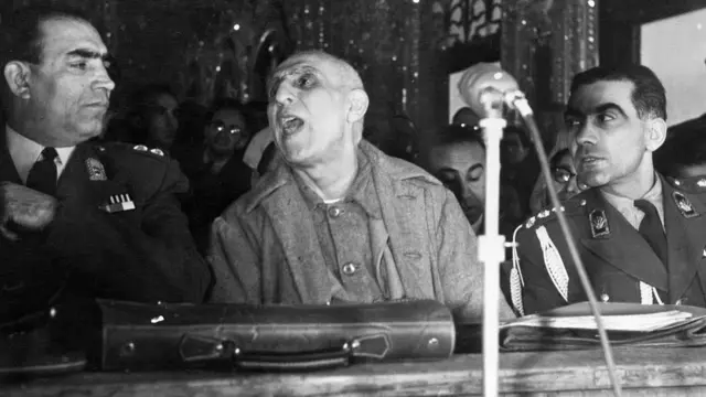 বিচারের সময় আদালতে ক্ষমতাচ্যুত ইরানী প্রধানমন্ত্রী মোসাদ্দেক