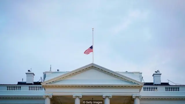 अर्ध्यावरती आणलेला अमेरिकेचा झेंडा