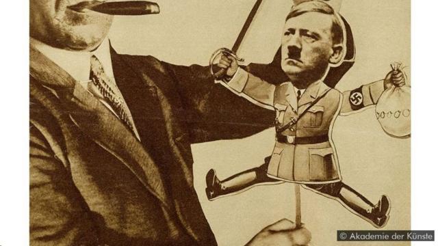 “上帝手中的工具”这幅照片里，蒂森手里拿着玩具！希特勒是商人弗里茨·蒂森（Fritz Thyssen）的傀儡。