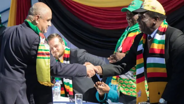 Le président zimbabwéen Mnangagwa lors d'un événement de campagne rencontrant des hommes d'affaires et des agriculteurs blancs en 2018