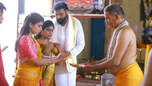 கர்நாடகா பா.ஜ.க அமைச்சர்: 1 லட்சம் பத்திரிகைகள், 40 ஏக்கர் திடல், 500 கோடி செலவு - 'ஒஹோ' திருமணம்